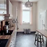 Elegante Altbauwohnung Mit Schlossblick Und Parkplatz ヴェルニゲローデ