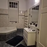 Elegante Altbauwohnung Mit Schlossblick Und Parkplatz