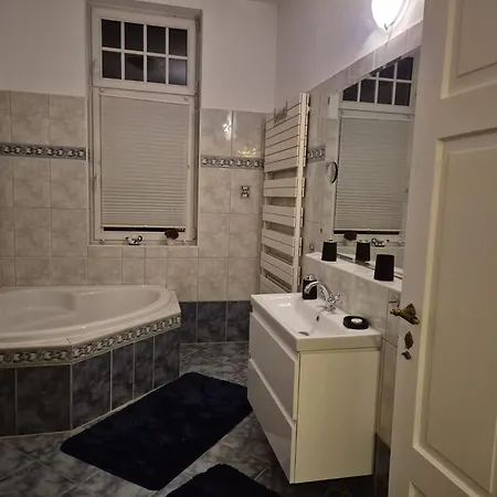 Elegante Altbauwohnung Mit Schlossblick Und Parkplatz