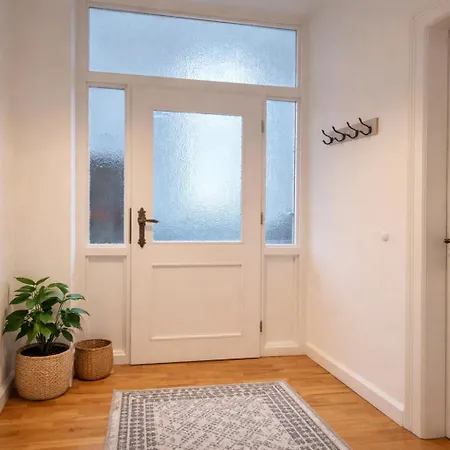 Elegante Altbauwohnung Mit Schlossblick Und Parkplatz アパート *