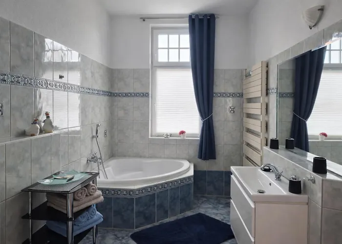 Elegante Altbauwohnung Mit Schlossblick Und Parkplatz Daire