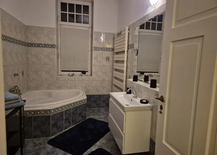 Elegante Altbauwohnung Mit Schlossblick Und Parkplatz